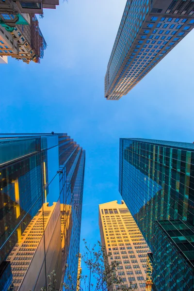 Colores del cielo en Manhattan con rascacielos gigantes, Nueva York —  Fotos de Stock