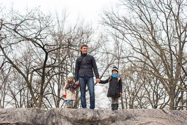 Young father and little daughters in Central Park — Stock Photo, Image