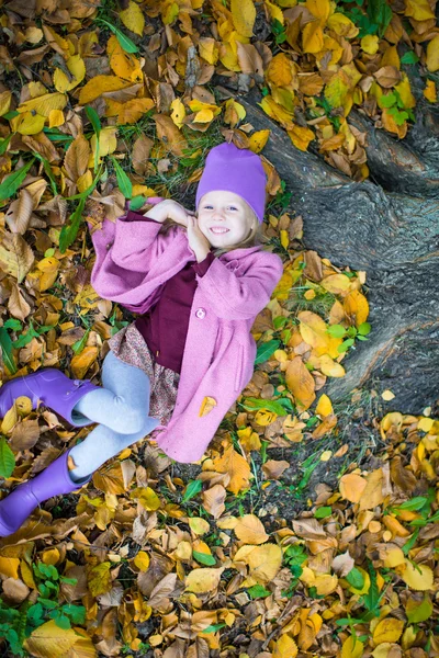 Liten glad tjej i höst park utomhus — Stockfoto