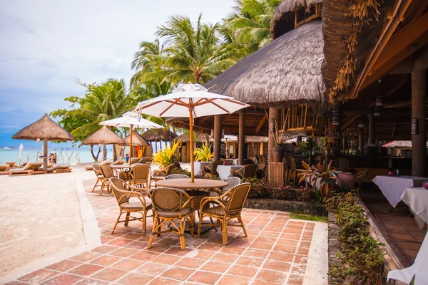 Café ao ar livre na praia tropical — Fotografia de Stock