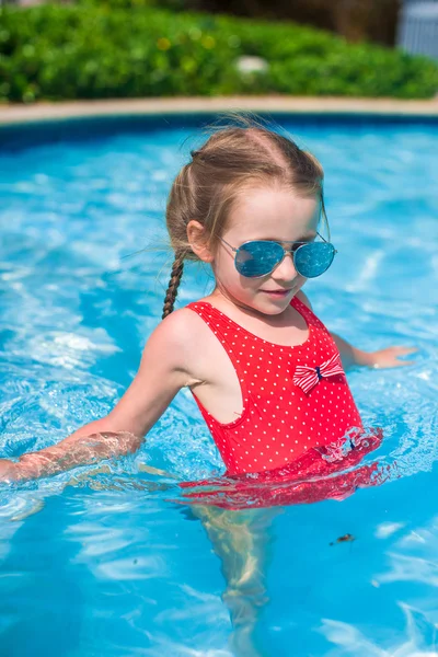 スイミング プールで泳いでいる愛らしい少女 — ストック写真