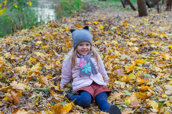 Adorable petite fille à la belle journée d'automne en plein air — Photo