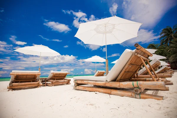 Beach wooden chairs for vacations on tropical beach — Stock Photo, Image