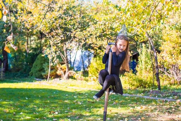 ハロウィーンの衣装の屋外を楽しんでいるで愛らしい少女 — ストック写真