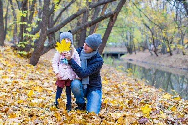 Menina e pai no parque de outono ao ar livre — Fotografia de Stock