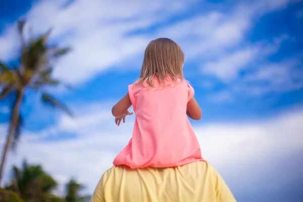 Kleines Mädchen hat Spaß mit ihrem Papa am tropischen Strand — Stockfoto