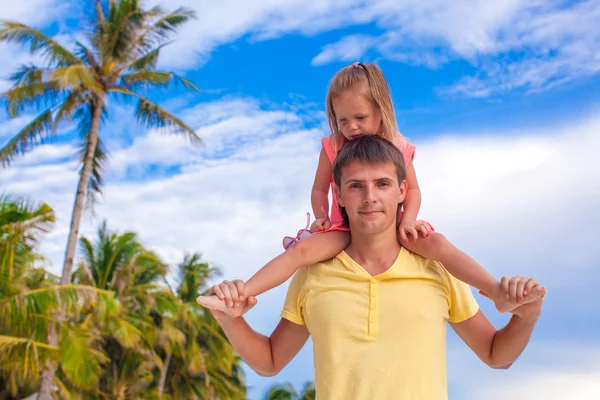 Liten flicka ha roligt med sin pappa på tropical beach — Stockfoto