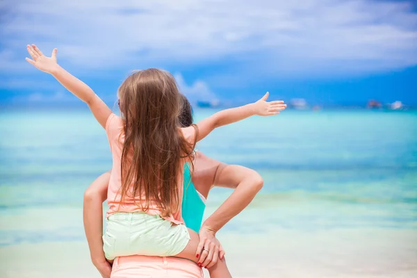 Young mother and her adorable little daughter have fun at tropical beach — Stock Photo, Image