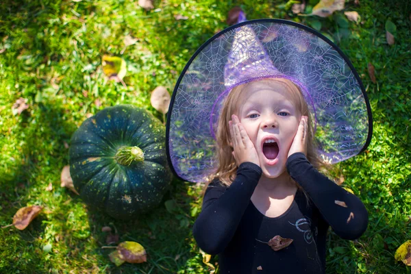 Linda niña en Halloween que traje divertirse al aire libre —  Fotos de Stock