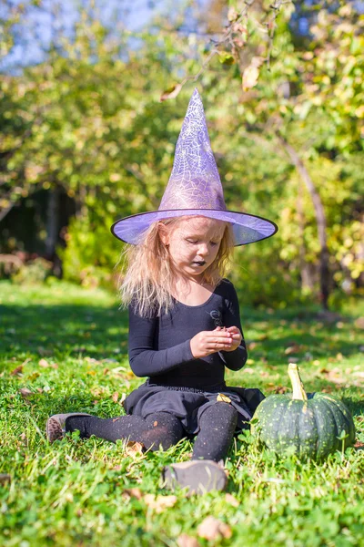 Roztomilá holčička v halloween, které kostým bavit venkovní — Stock fotografie