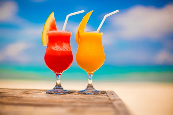 Två drinkar färsk vattenmelon och mango på bakgrund av fantastiska turkosa havet — Stockfoto