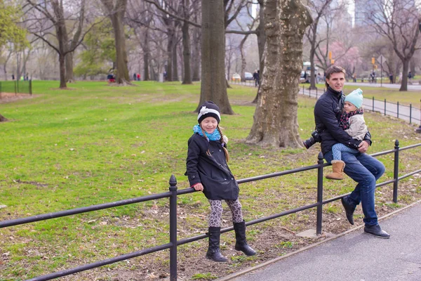 Genç Baba ve Central Park'ta küçük kızları — Stok fotoğraf