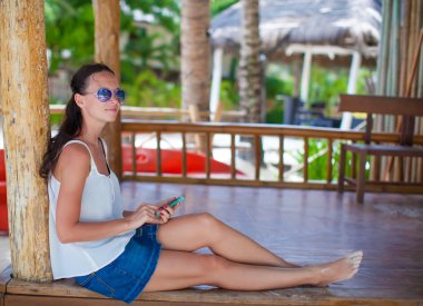 Ona telefon arayan genç kadın