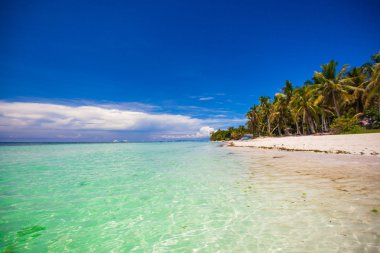 Turkuaz su ve beyaz kumlu plajları Boracay ile mükemmel tropikal plaj
