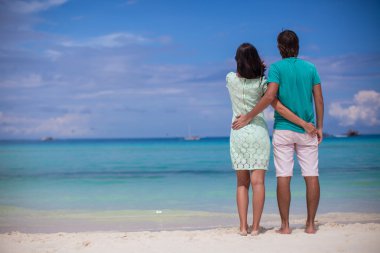 Genç çift birbirlerine beyaz kumsalda zevk