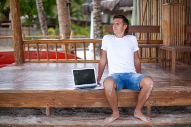 Egzotik tatil tablet bilgisayar kullanan Closeup genç adam