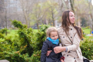 Genç anne ve kızı Central Park'ta yürüyüşe