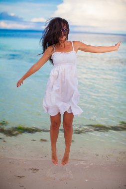 Güzel genç kız plajda durup ve having fun