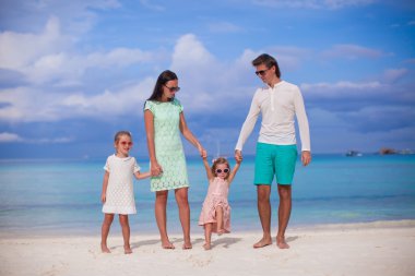 Dört Kişilik Aile deniz tarafından yürüyüş ve beach tatil keyfini çıkarın