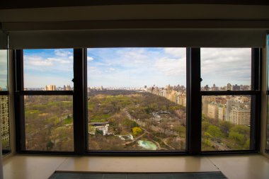 Central Park otel penceresinden, Manhattan, New York'taki sonbahar görünümü