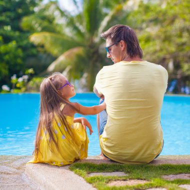Küçük kız babası olan Yüzme Havuzu egzotik Resort yakınındaki eğlence var