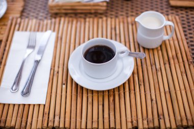 Siyah kahve ve süt kahvaltı kafe tatil için