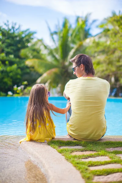 Niña con padre divertirse cerca de la piscina en el complejo exótico — Foto de Stock