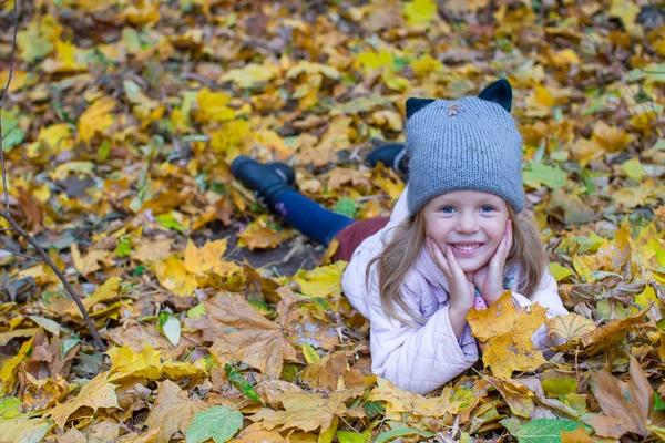Adorable little girl outdoors at beautiful warm autumn day — Stock Photo, Image