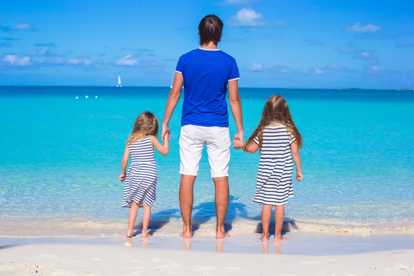 Vater und seine beiden Kinder gehen am Meer spazieren — Stockfoto