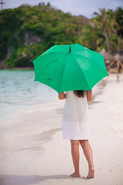 海のそばを歩く緑の傘を持つ若い女性 — ストック写真