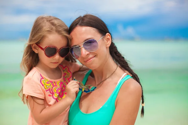 Jovem mãe e sua adorável filhinha se divertem na praia tropical — Fotografia de Stock