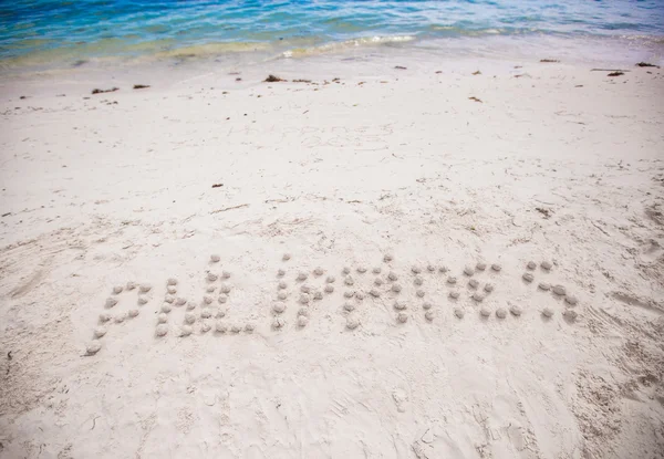 Filippine scritto in una spiaggia tropicale sabbiosa — Foto Stock