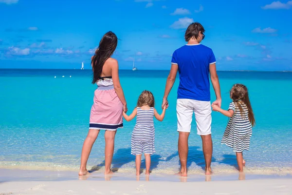 年轻的家庭，在热带的白色海滩的两个孩子 — 图库照片