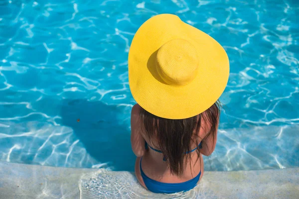 Young beautiful woman enjoying vacation in the pool — Stock Photo, Image