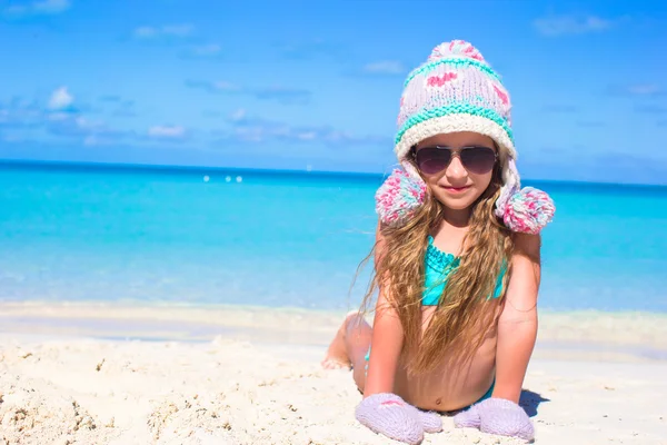 Adorable niña en la playa durante las vacaciones de verano —  Fotos de Stock