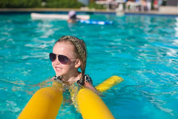 Pequena menina adorável desfrutar na piscina — Fotografia de Stock