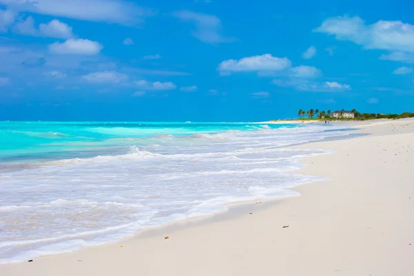Spiaggia bianca perfetta con acqua turchese sull'isola dei Caraibi — Foto Stock