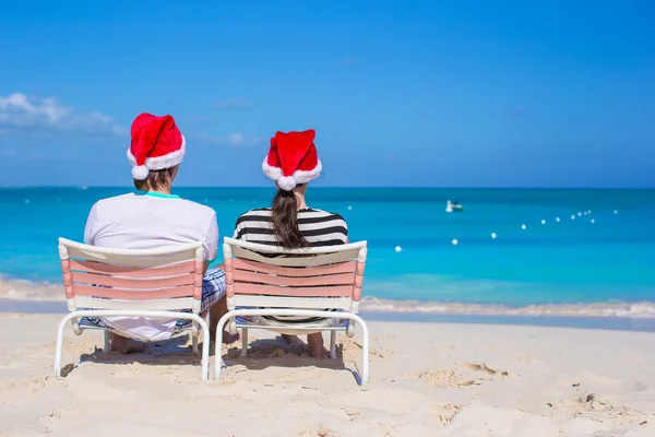 Happy couple wearing Santa hat at caribbean beach — Stock Photo, Image