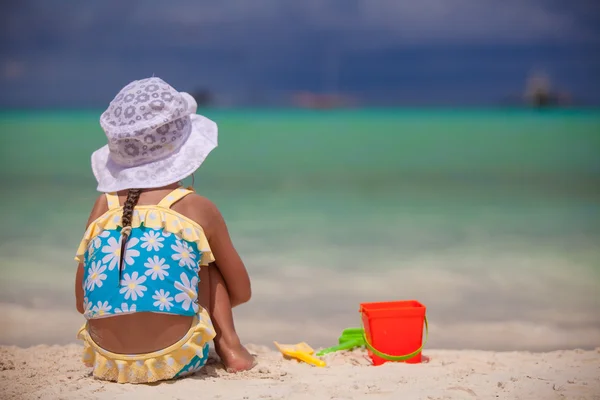 Visão traseira da menina brincando na praia de areia — Fotografia de Stock