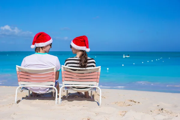 Lyckliga par bär Tomtemössa på caribbean beach — Stockfoto