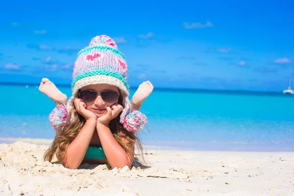 Aranyos kislány a nyaralás fehér strandon portréja — Stock Fotó