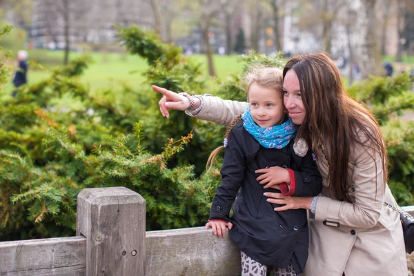 Young mother and her daughter for a walk in Central Park — Stock Photo, Image