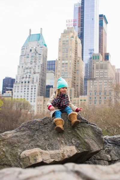 Bedårande liten flicka i Central Park i New York City, Amerika — Stockfoto