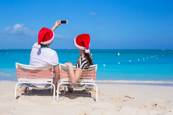 Gelukkige paar dragen KERSTMUTS op Caribisch strand — Stockfoto