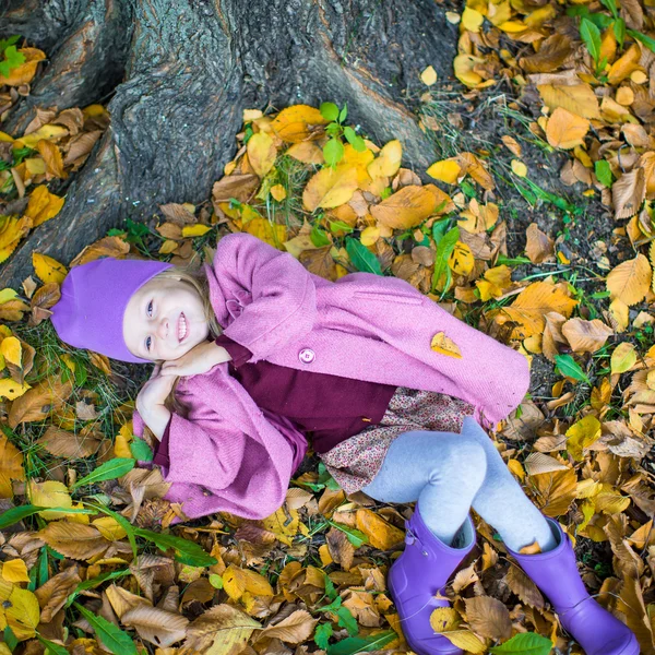 Liten glad tjej i höst park utomhus — Stockfoto