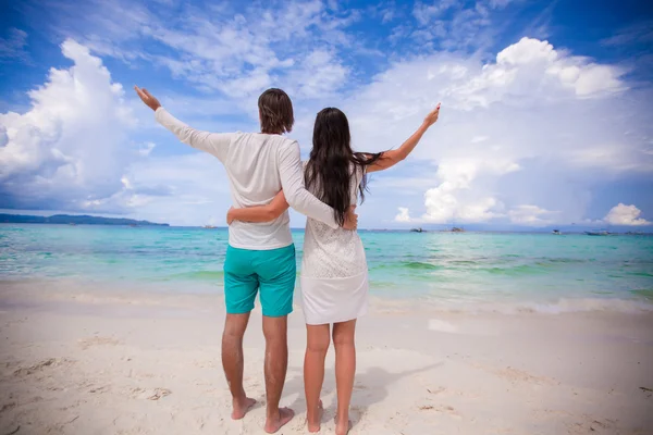 Pohled zezadu na mladý pár na pláži s bílým — Stock fotografie