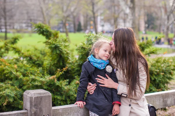 Giovane madre e sua figlia per una passeggiata a Central Park — Foto Stock