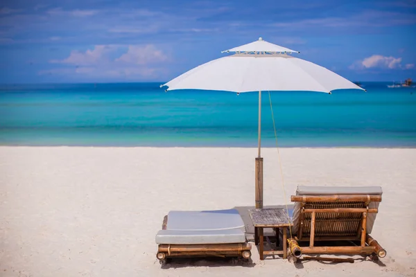 Plaj tropikal plaj tatil için ahşap sandalye — Stok fotoğraf