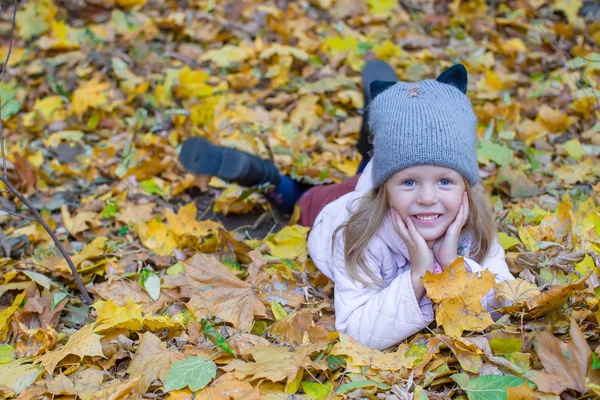 Söt liten flicka på vacker höstdag utomhus — Stockfoto