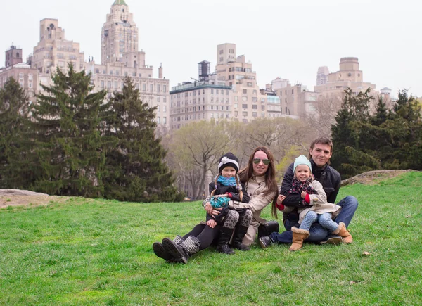 Young of four in Central Park during their vacation — Stock Photo, Image